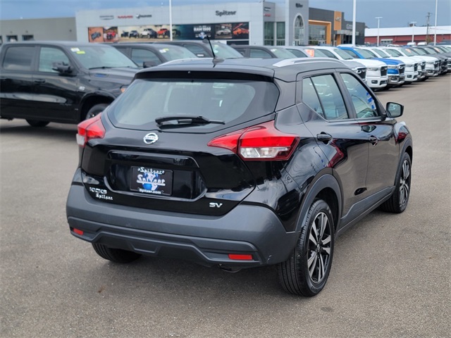 2019 Nissan Kicks SV photo 2