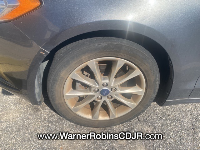 2017 Ford Fusion SE photo 2