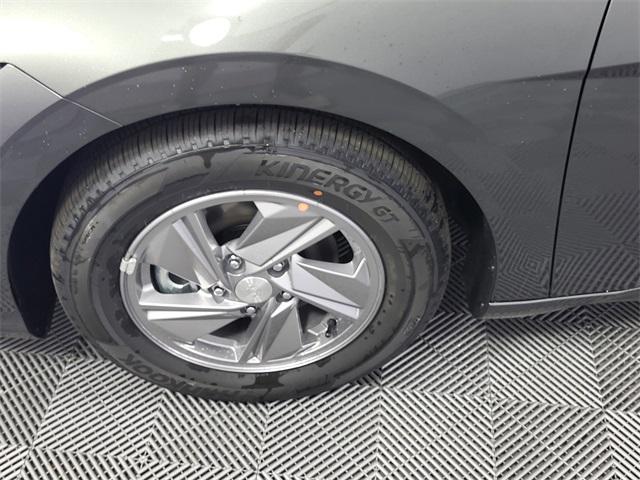 2025 Hyundai Elantra SE photo 9