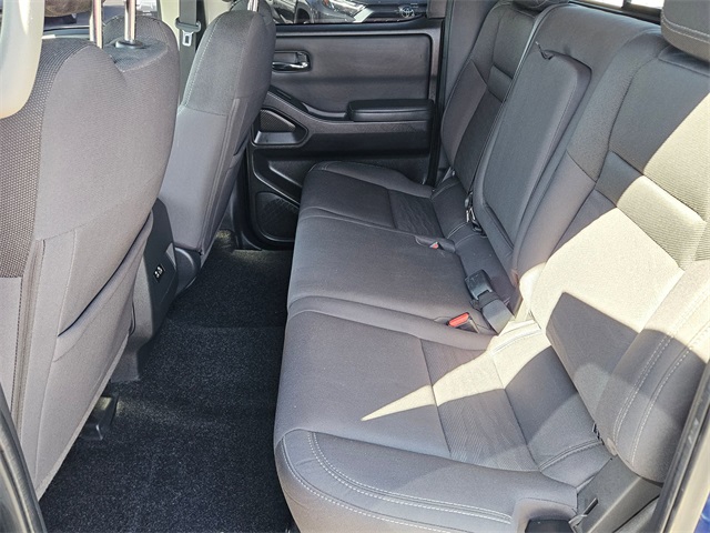 2022 Nissan Frontier Crew Cab photo 13