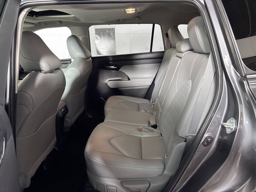 2023 Toyota Highlander L photo 17