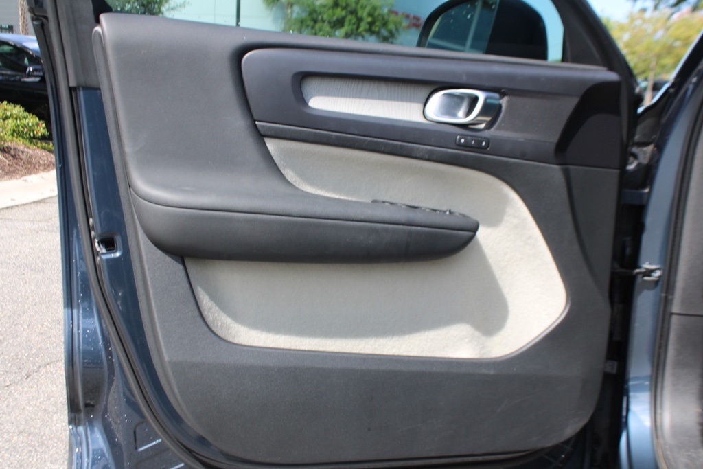2021 Volvo XC40 T5 AWD Inscription photo 9