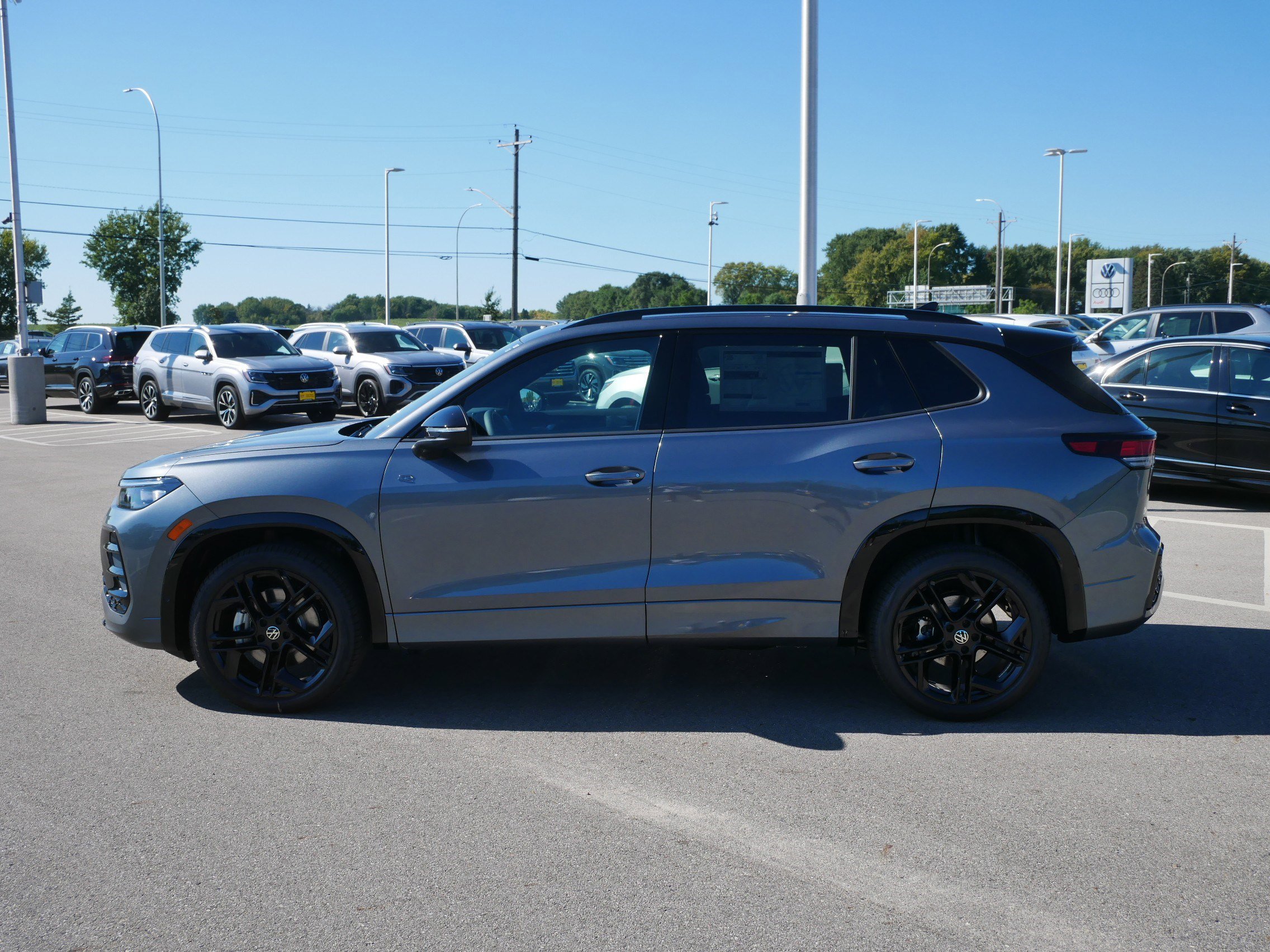 2025 Volkswagen Tiguan SE R-Line Black photo 3