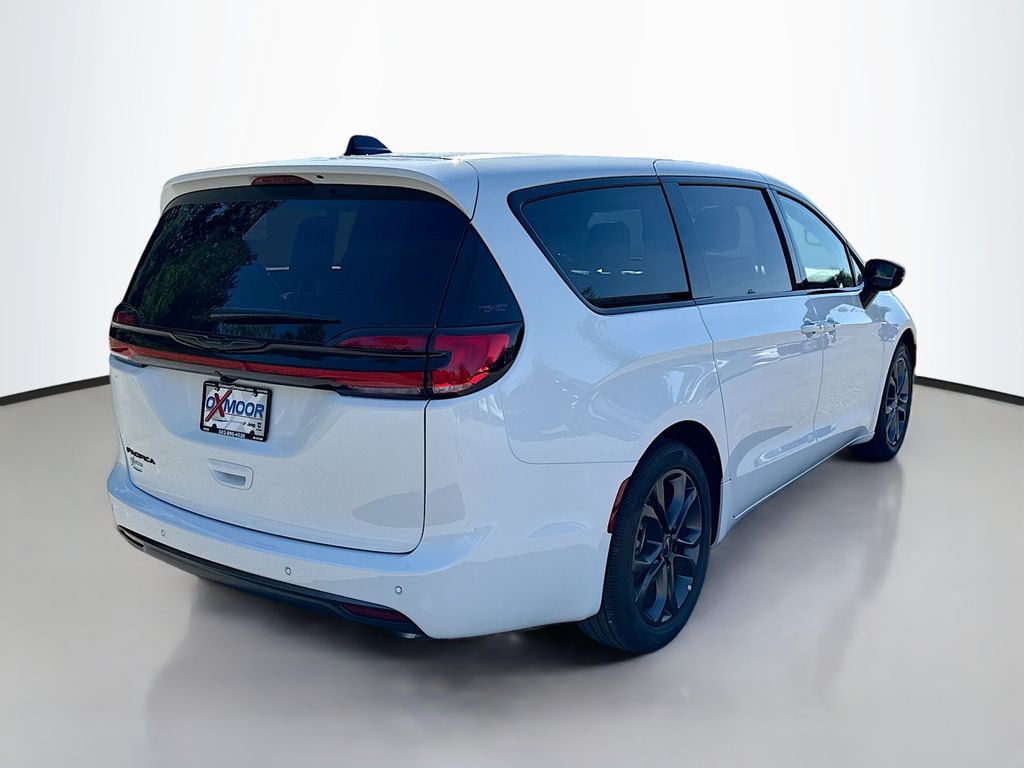 2026 Chrysler Pacifica photo 4