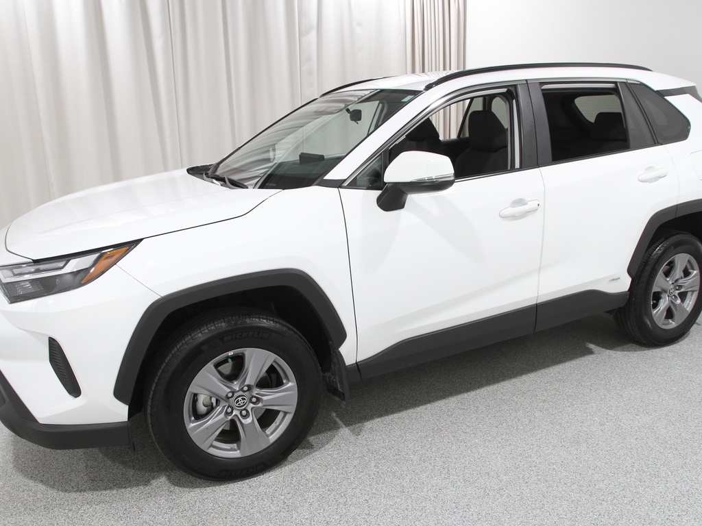 2022 Toyota RAV4 XLE photo 3