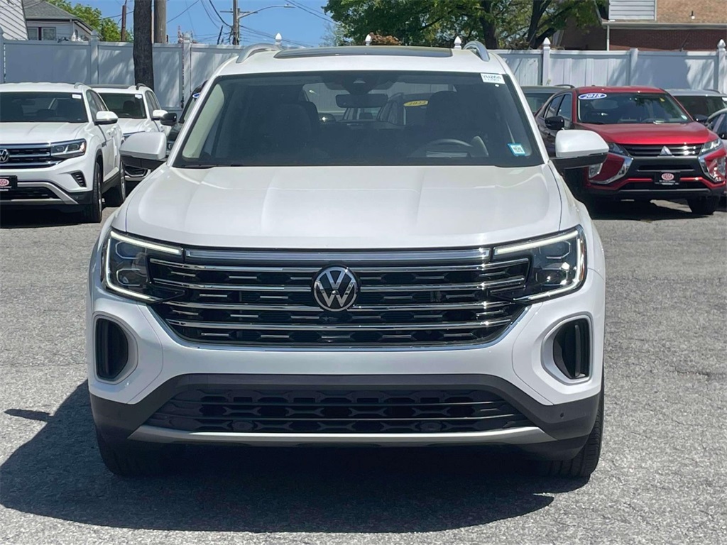 2024 Volkswagen Atlas SEL photo 2