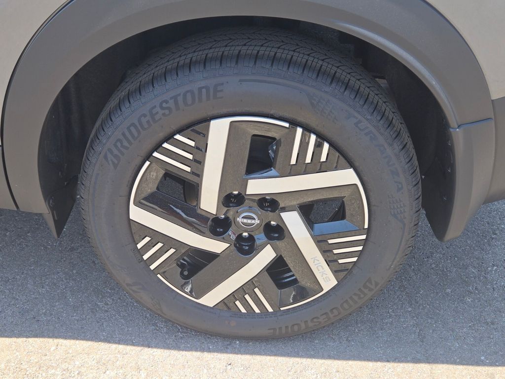 2025 Nissan Kicks SV photo 4