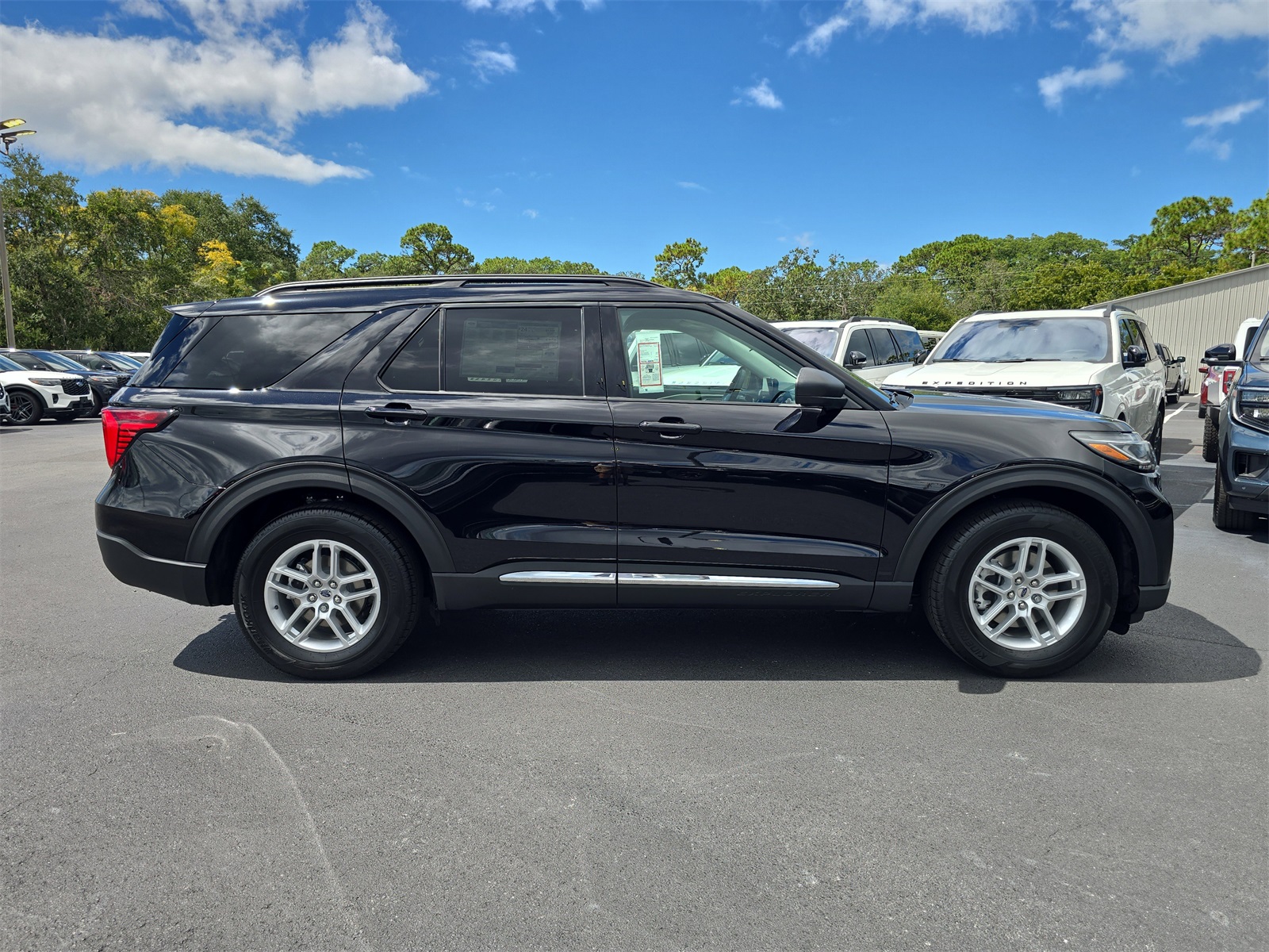 2025 Ford Explorer photo 2