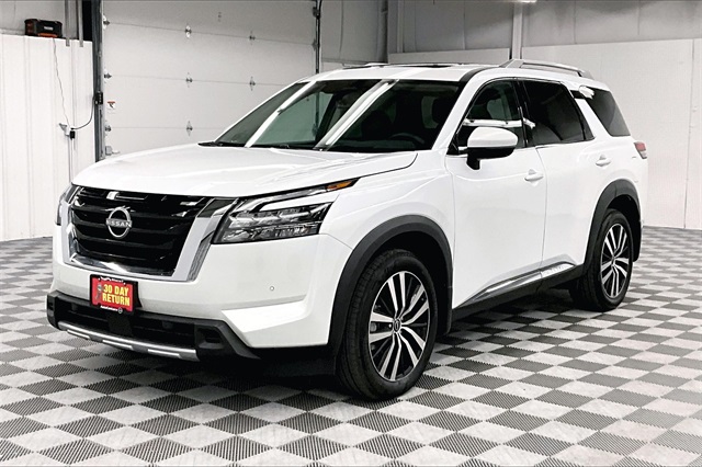 2025 Nissan Pathfinder Platinum photo 2