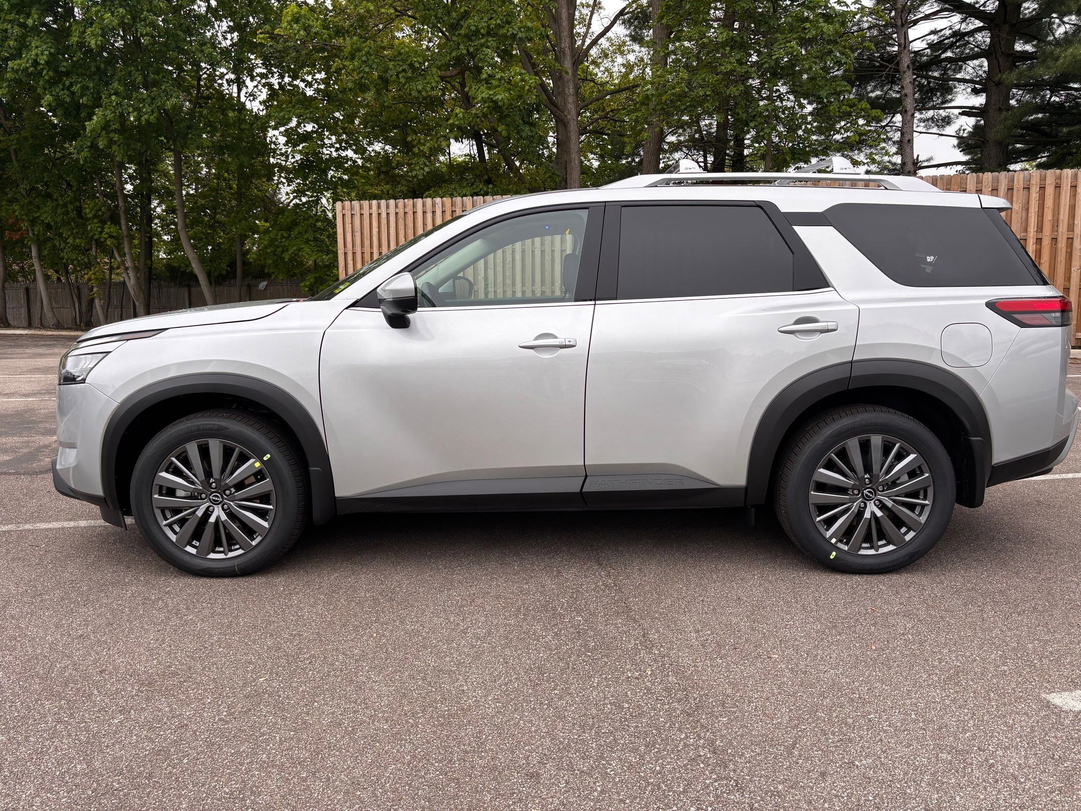 2025 Nissan Pathfinder SL photo 7