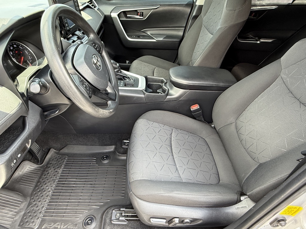 2021 Toyota RAV4 XLE photo 18