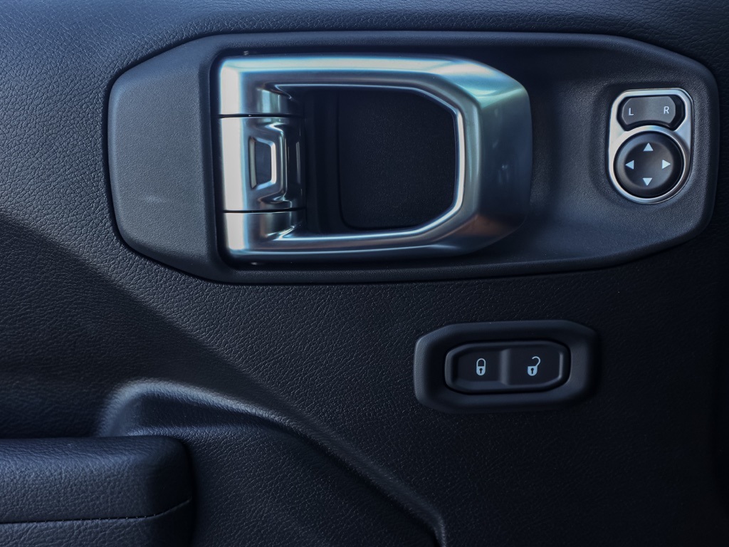 New 2026 Bright White Clear-Coat Exterior Paint Jeep Rubicon image 22