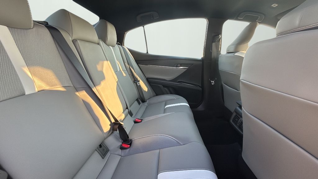 2025 Toyota Camry SE photo 5