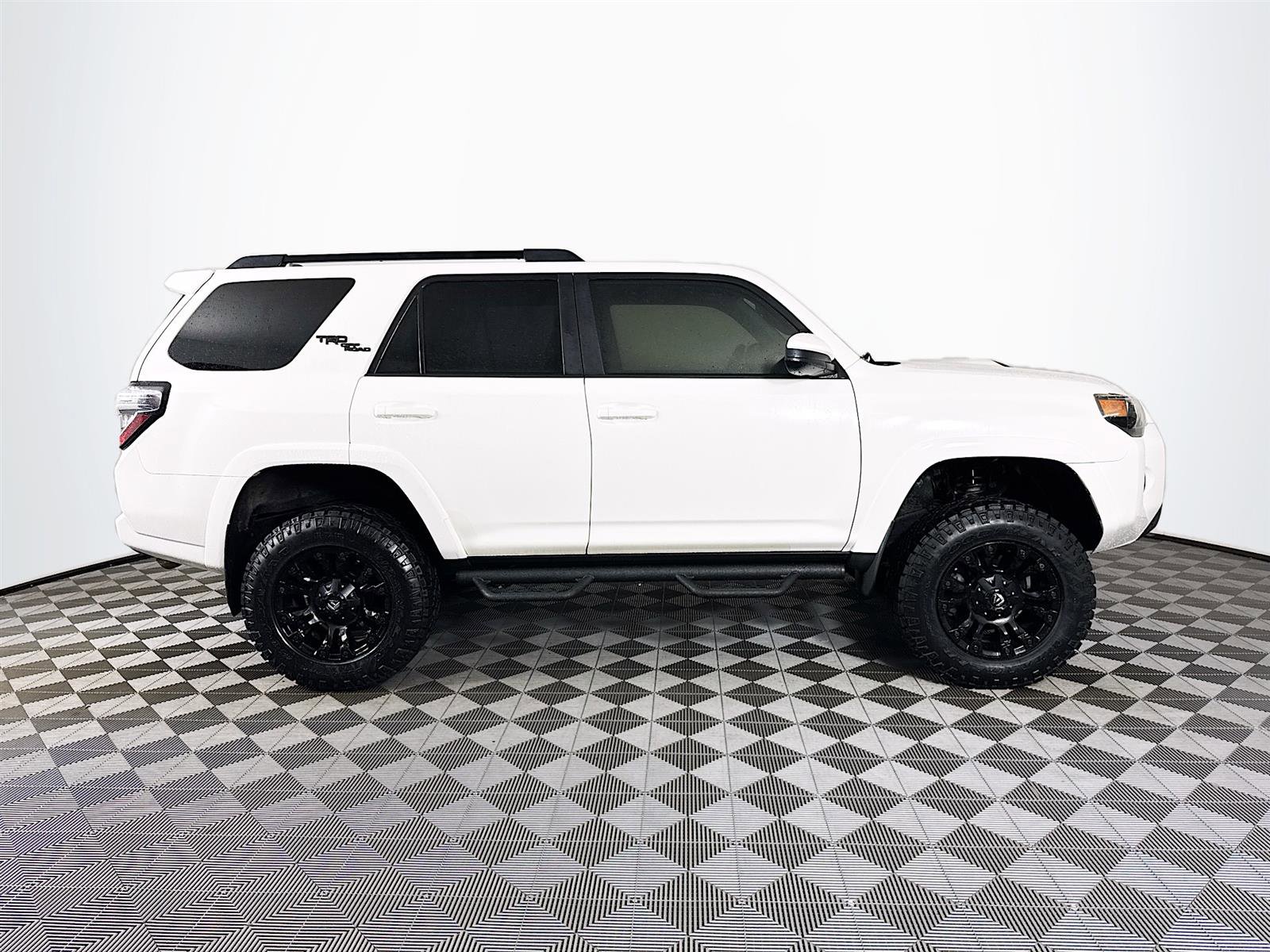 2019 Toyota 4Runner SR5 photo 2