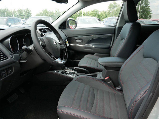 2025 Mitsubishi Outlander Sport SE photo 2