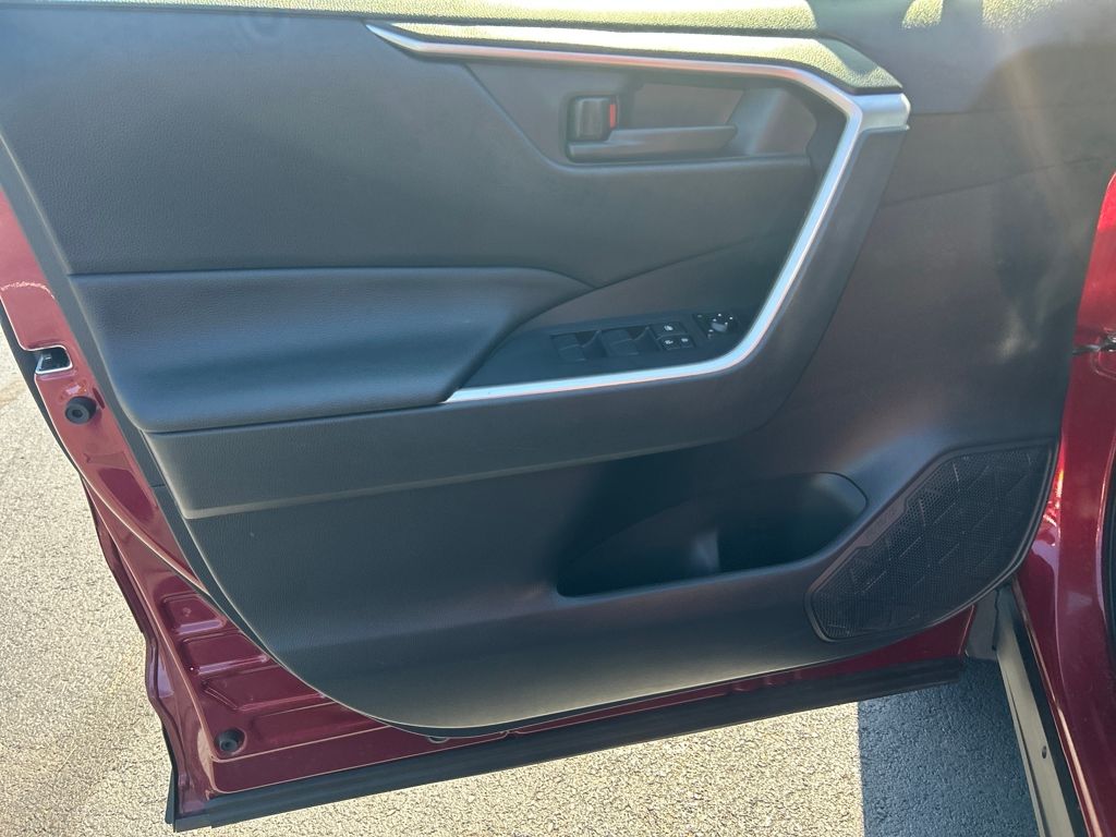 2022 Toyota RAV4 LE photo 18