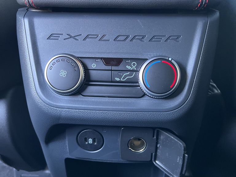 2025 Ford Explorer ST-Line photo 29