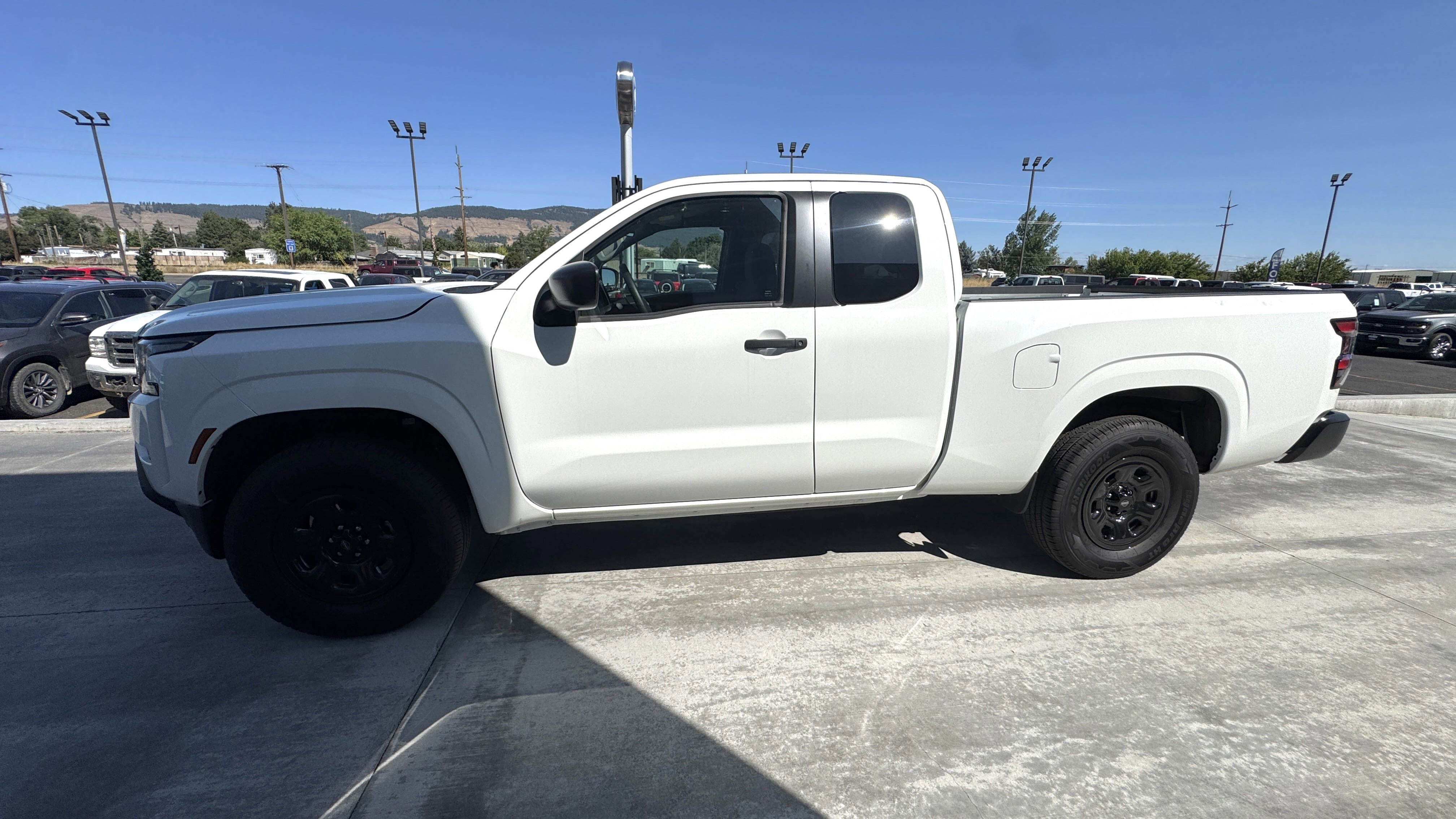 2023 Nissan Frontier S photo 2