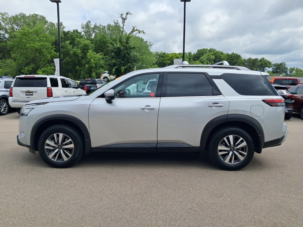 2024 Nissan Pathfinder SL photo 2