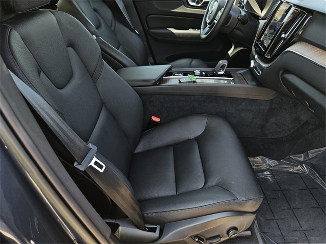 2022 Volvo XC60 B5 Momentum photo 34