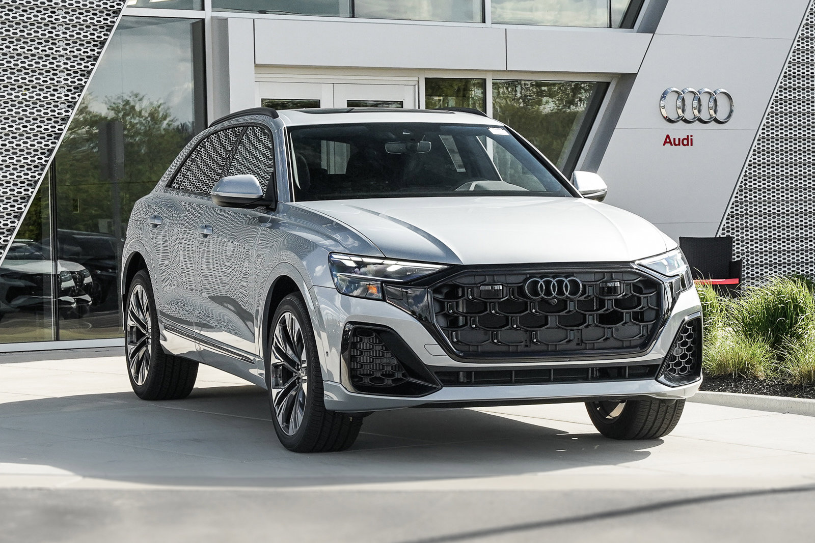 2025 Audi Q8 55 Premium Plus photo 2