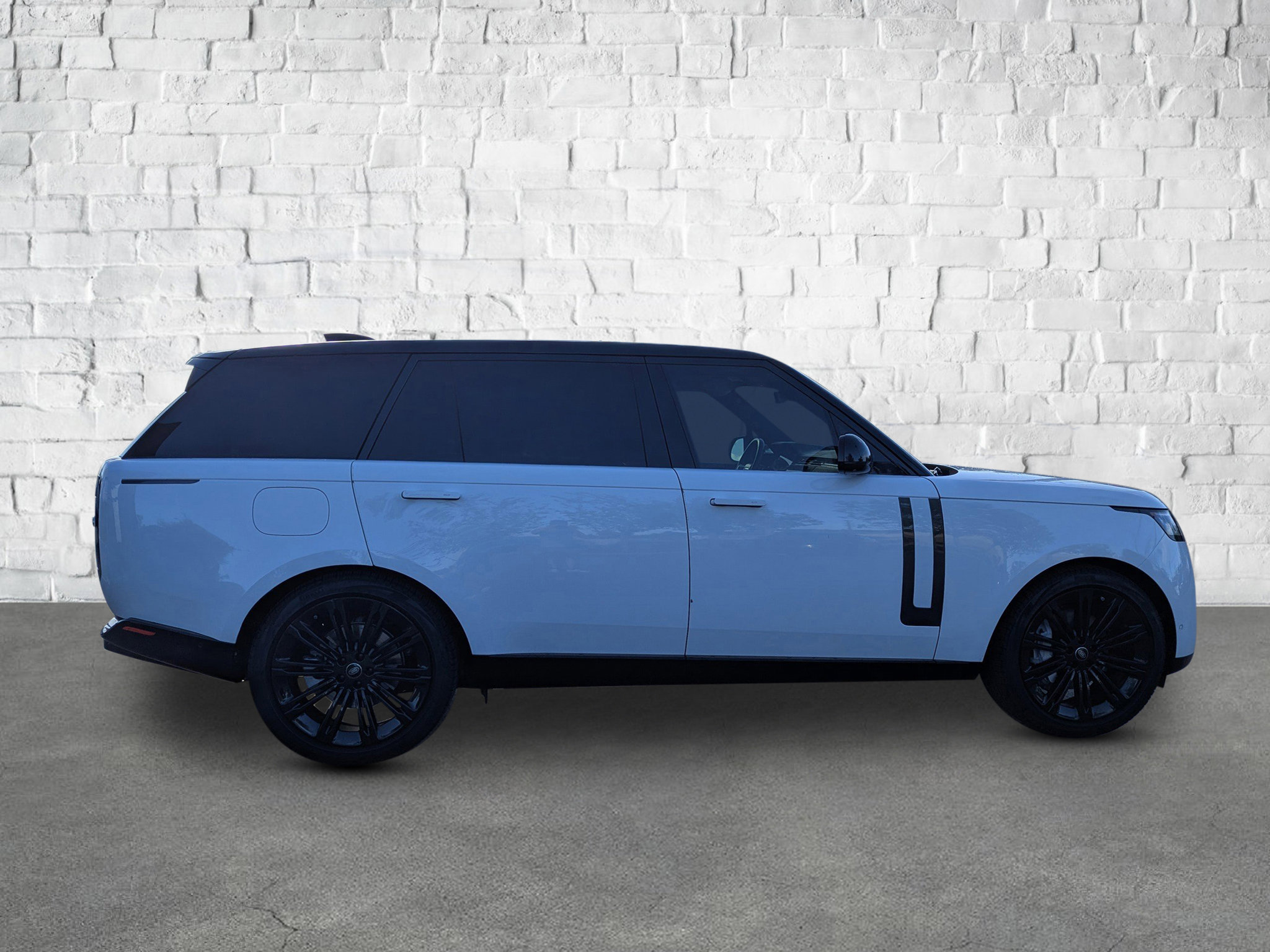 2023 Land Rover Range Rover SE photo 3