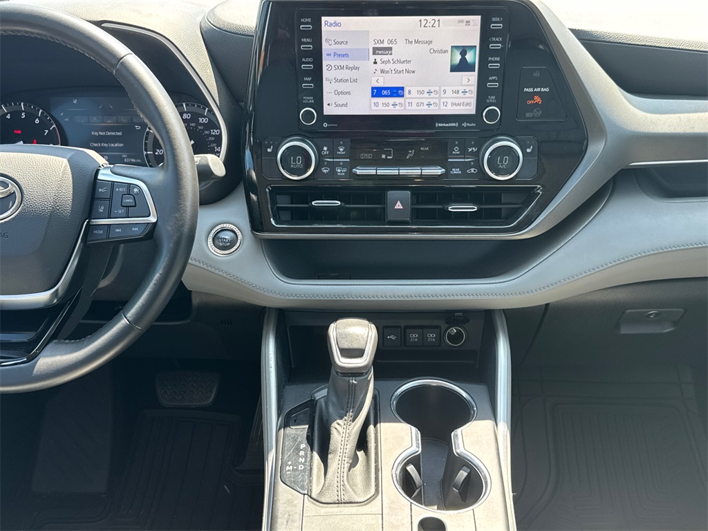 2021 Toyota Highlander XLE photo 21