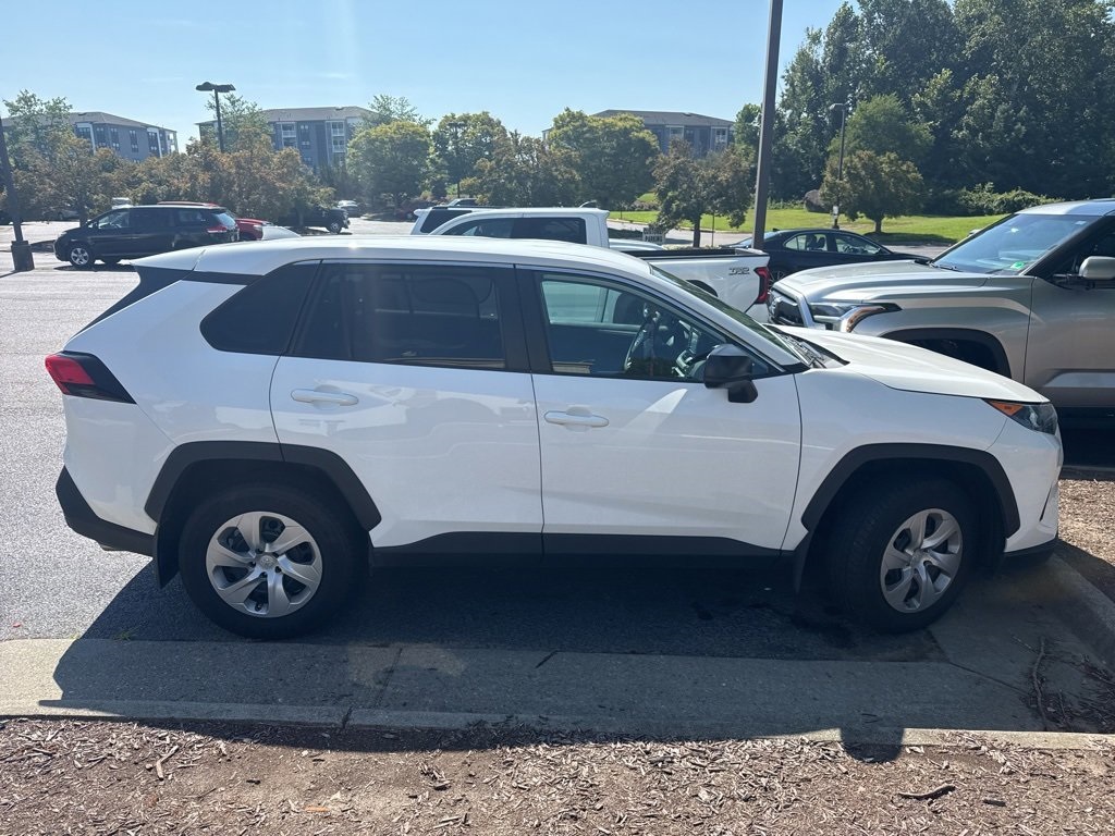 2022 Toyota RAV4 LE photo 2