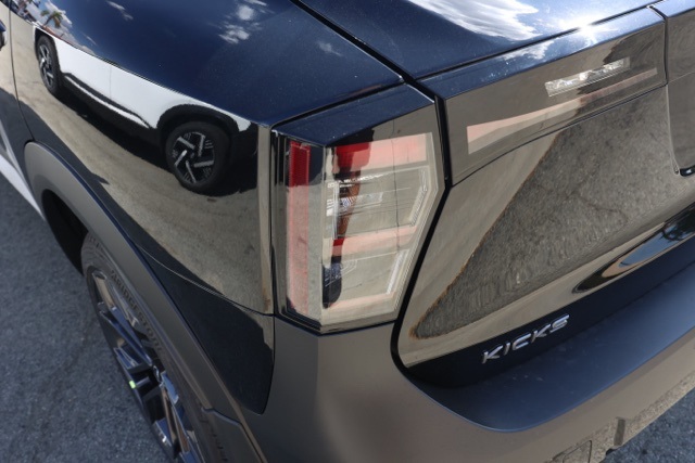 2026 Nissan Kicks SR photo 4