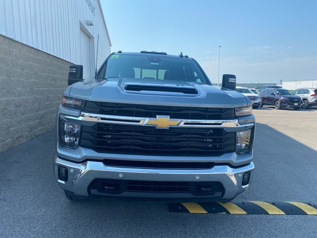 2025 Chevrolet Silverado 2500HD LT photo 2