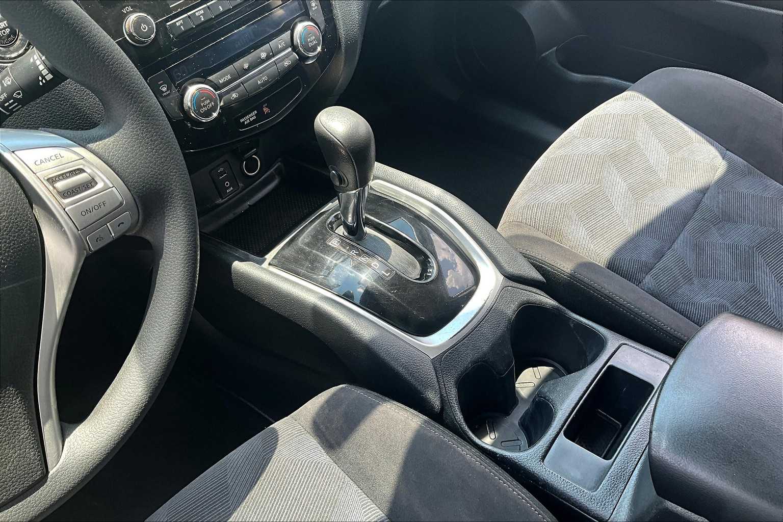 2016 Nissan Rogue SV photo 16