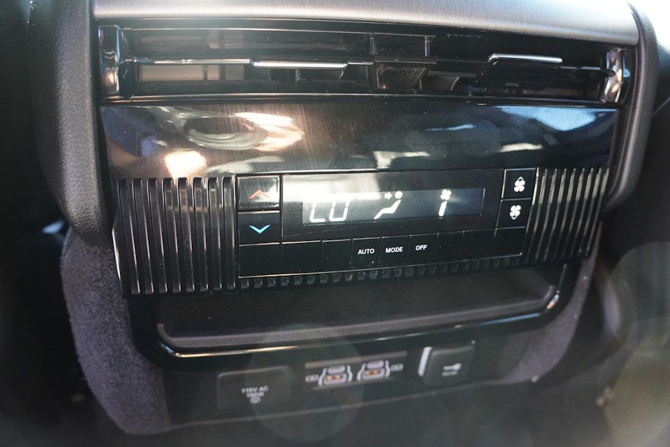 2025 Jeep Wagoneer Base photo 19