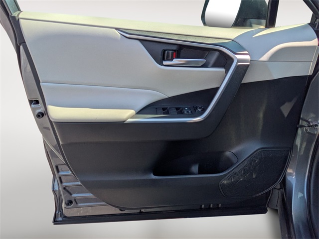2020 Toyota RAV4 XLE photo 12