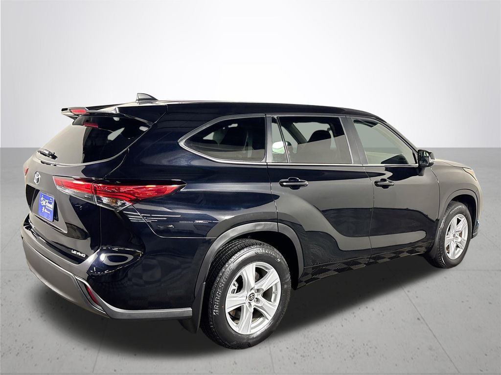 2023 Toyota Highlander LE photo 6