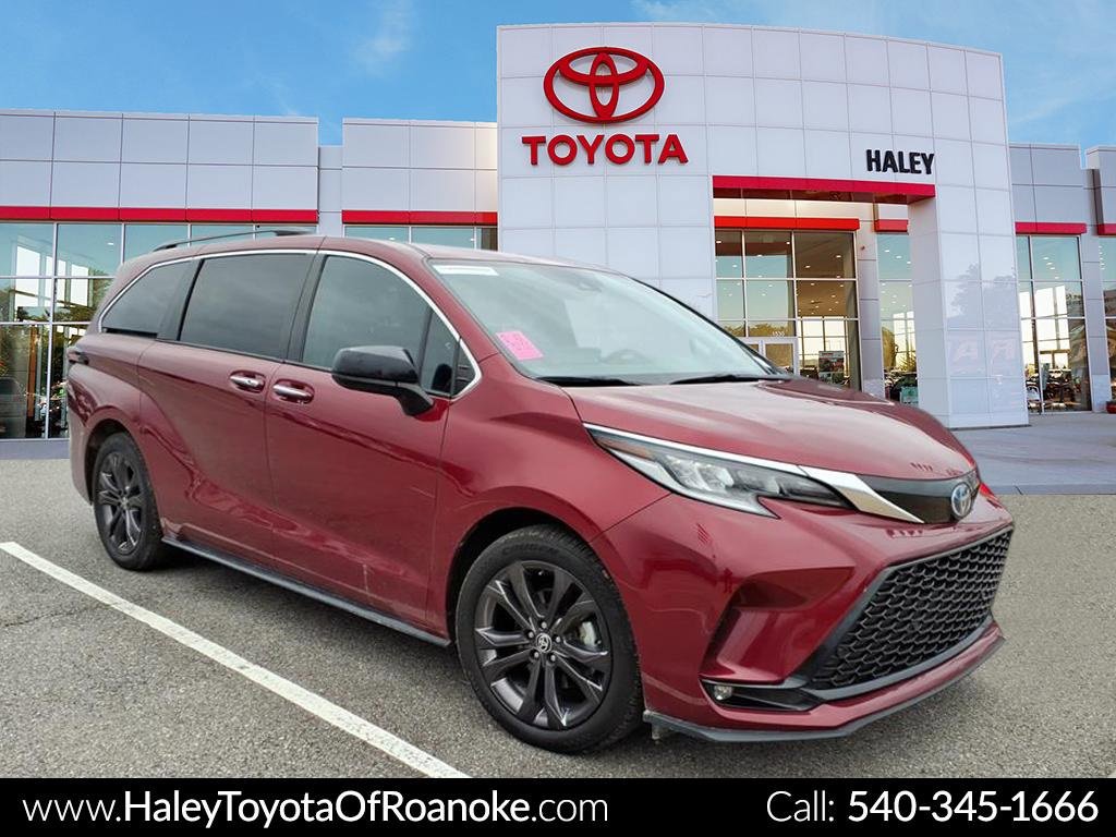 2022 Toyota Sienna XSE's photo