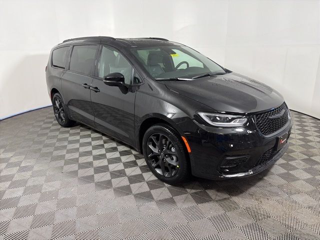 2026 Chrysler Pacifica Limited's photo