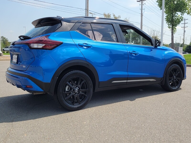 2023 Nissan Kicks SR photo 3