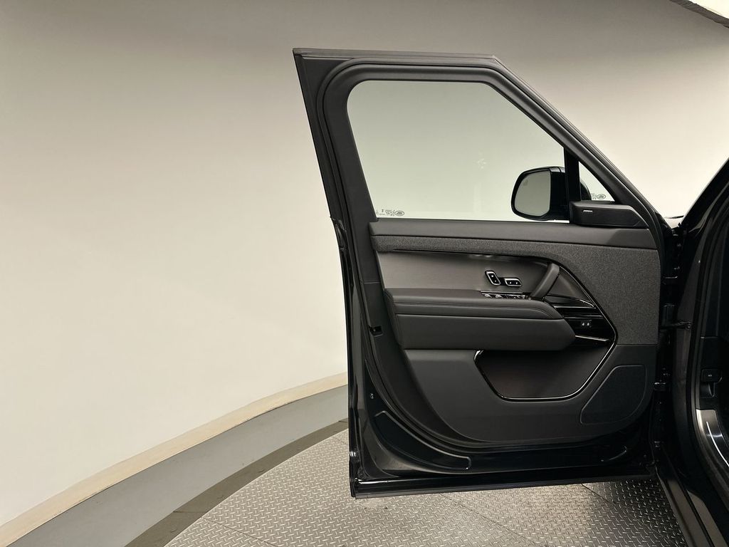 2025 Land Rover Range Rover Sport SE photo 8