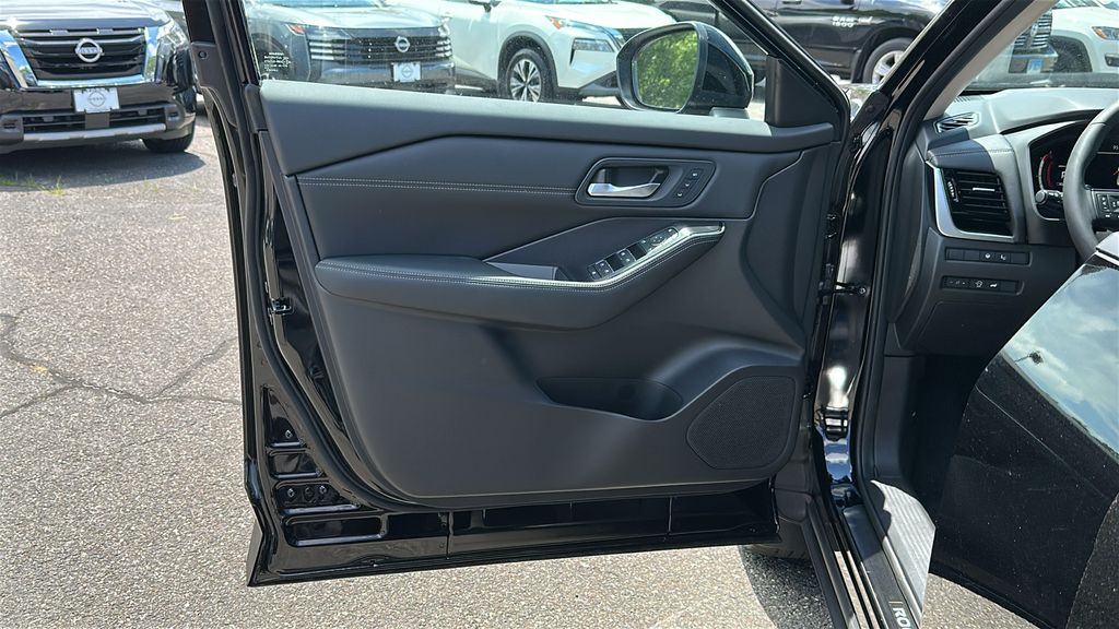 2025 Nissan Rogue SL photo 9