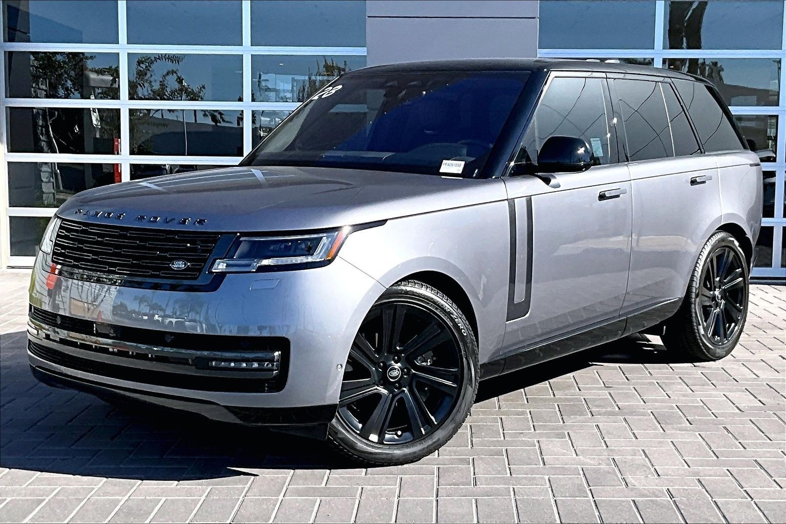 2023 Land Rover Range Rover SE's photo