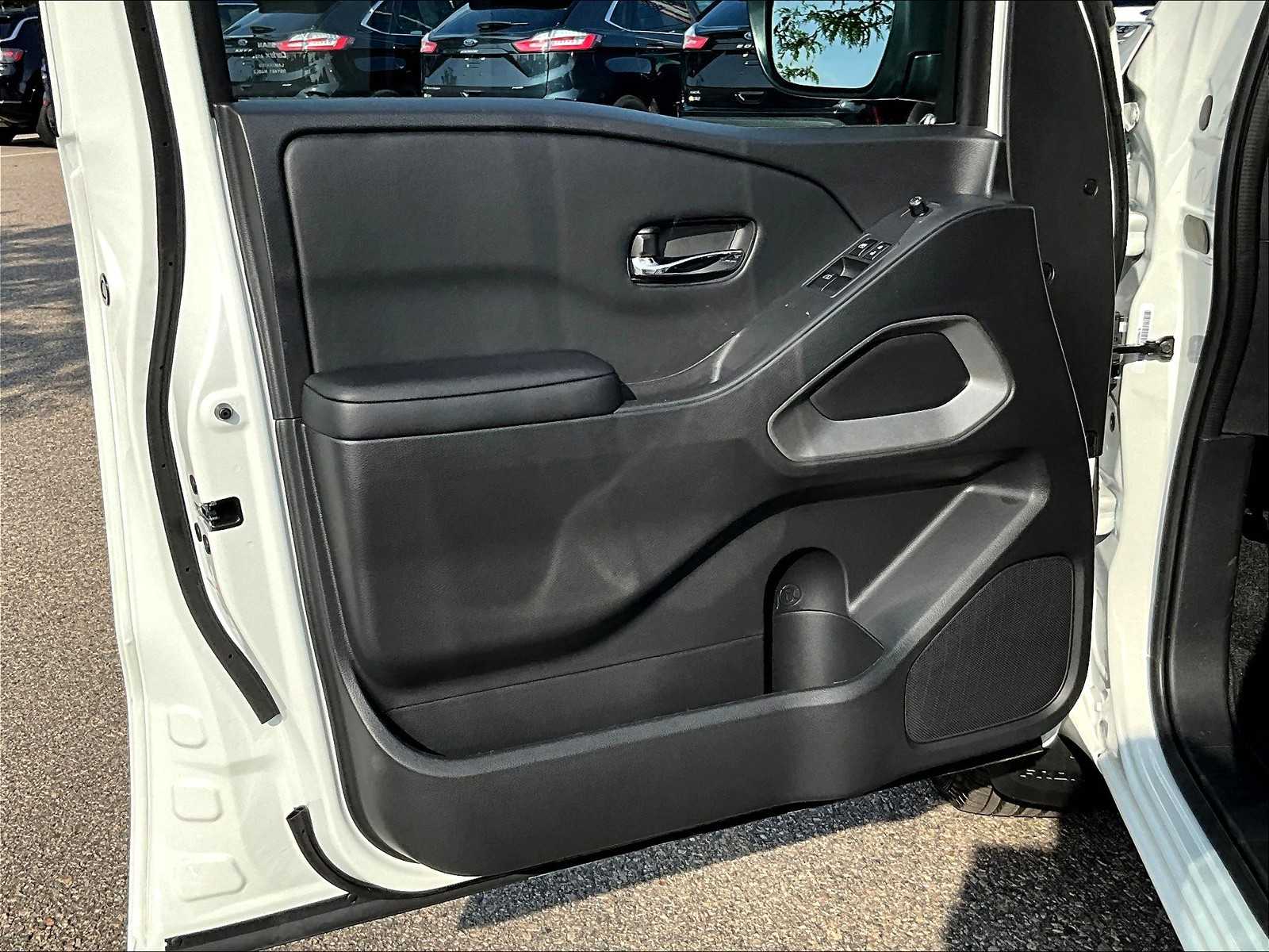2025 Nissan Frontier SV photo 9
