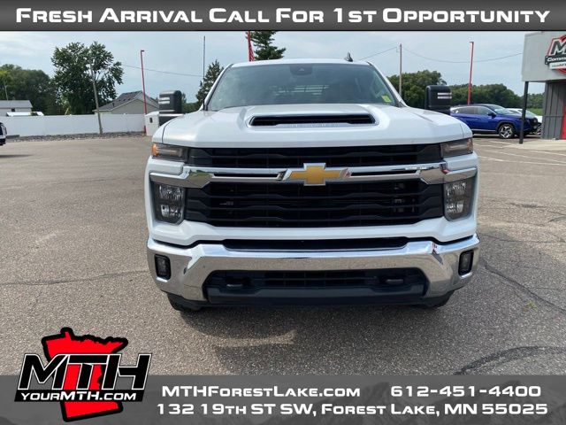 2024 Chevrolet Silverado 2500HD LT photo 2