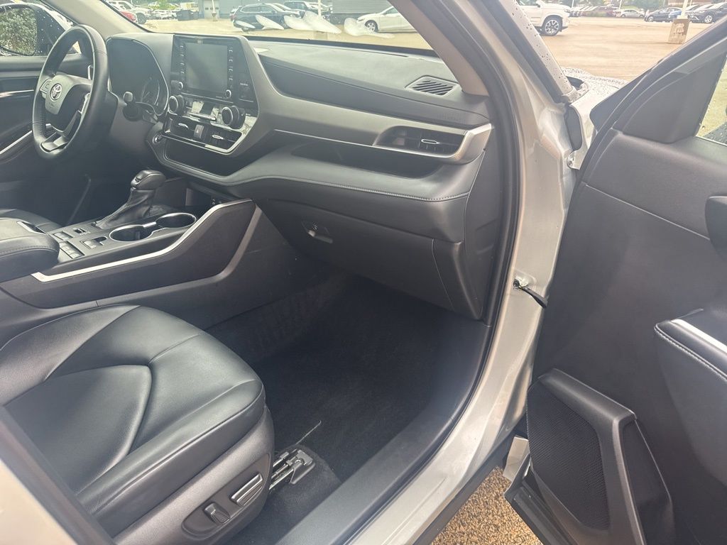 2022 Toyota Highlander XLE photo 17