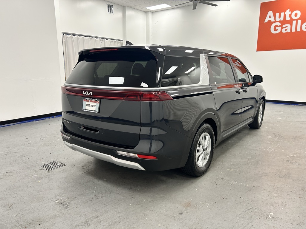2024 Kia Carnival LX photo 7