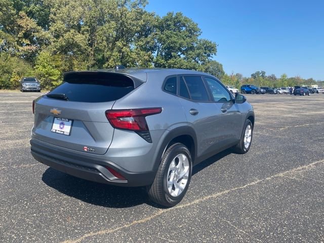2026 Chevrolet Trax LS photo 2