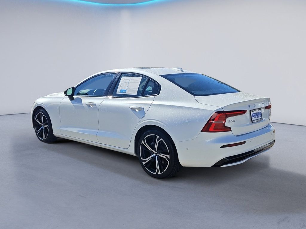 2024 Volvo S60 B5 Plus photo 31
