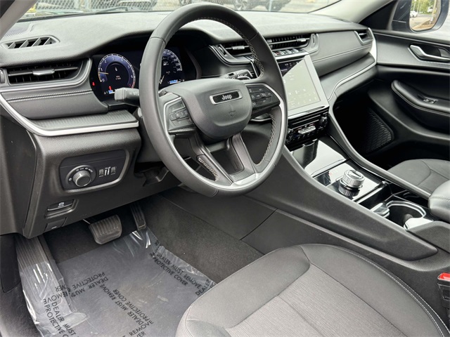 2023 Jeep Grand Cherokee Laredo photo 2