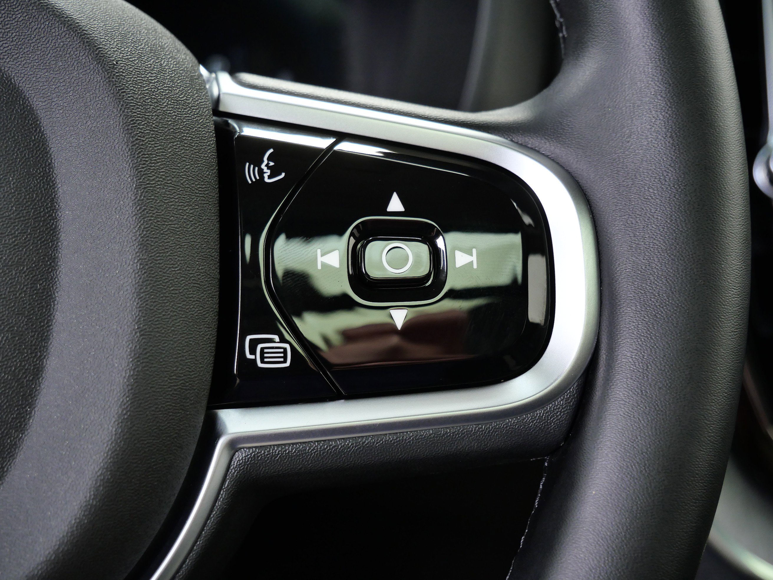 2025 Volvo XC60 Plus photo 25