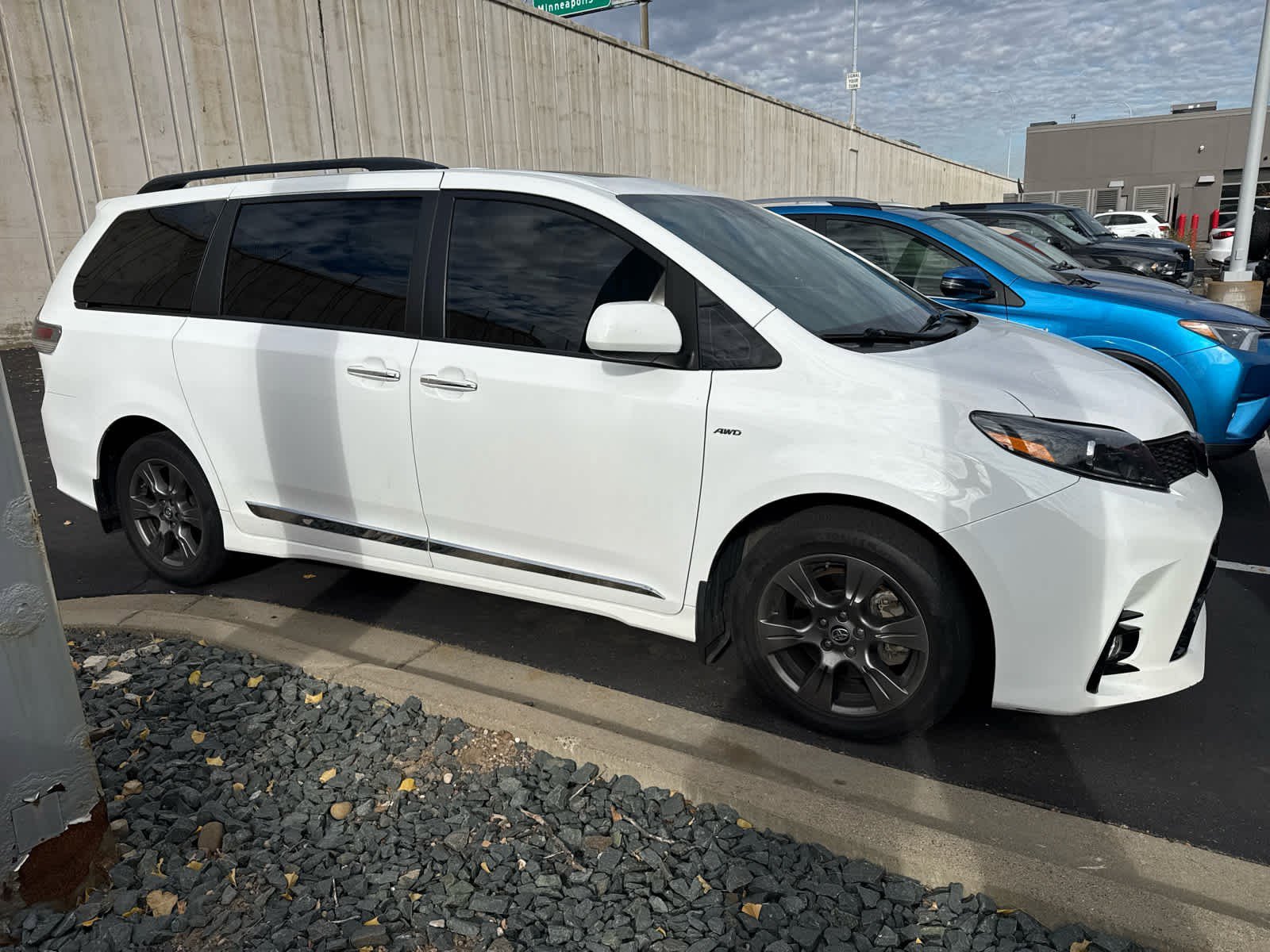 Used 2020 Toyota Sienna SE with VIN 5TDEZ3DC6LS236509 for sale in Minneapolis, Minnesota