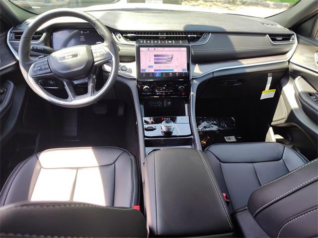 2025 Jeep Grand Cherokee Limited photo 2